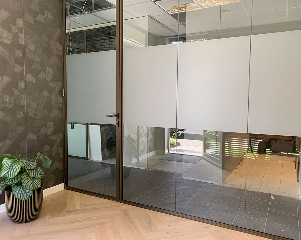 Raambelettering bij Die-Sign Raambelettering bij Die-Sign